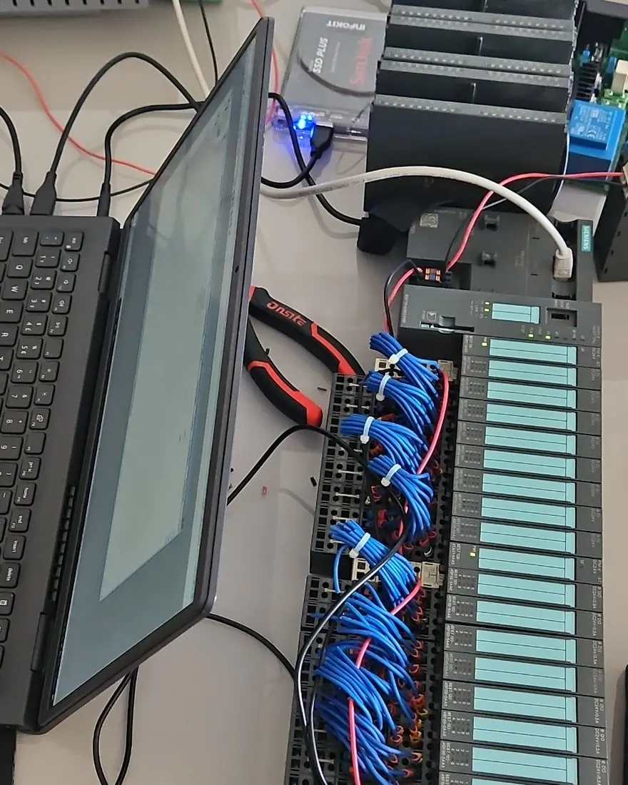 Bancada de testes com CLP Siemens, cartões de entrada e saída e notebook de programação