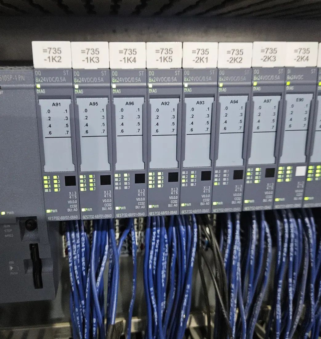 CLP Siemens ET 200SP com cartões de saída identificados e fiação