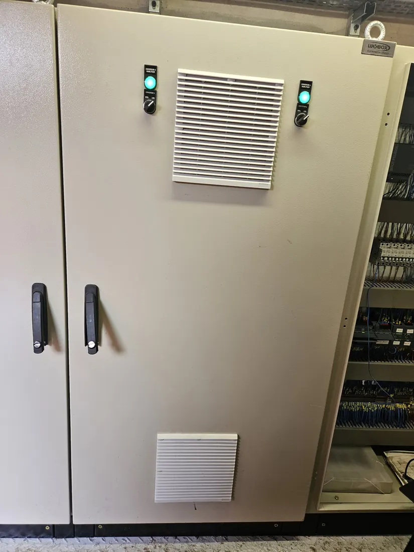 Porta do painel com sinaleiros e seletores dos conversores 3 e 4