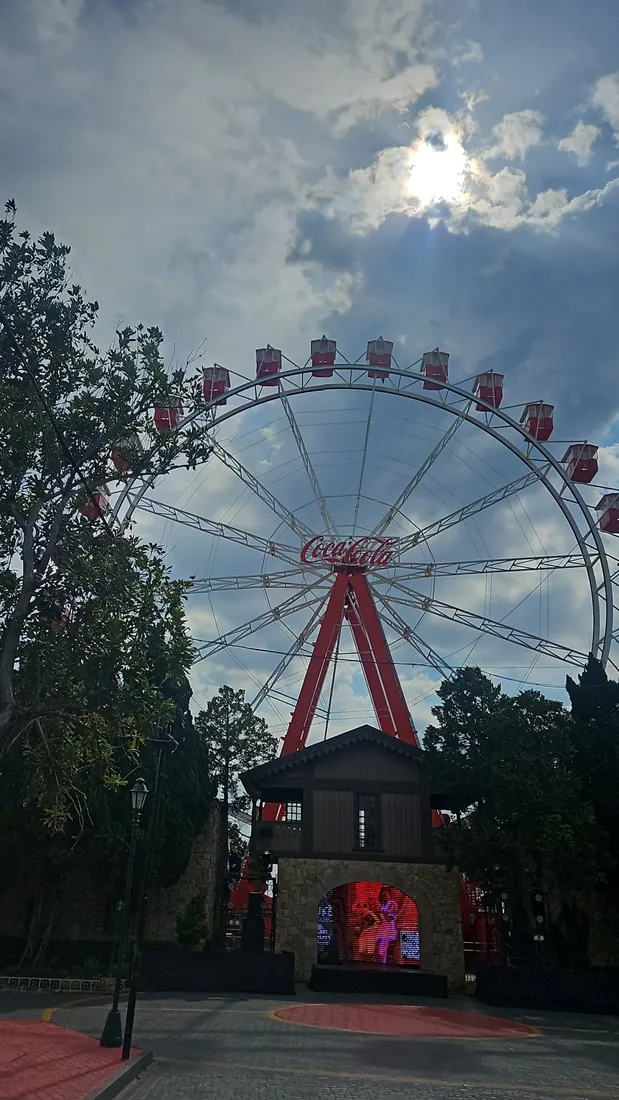Roda gigante de parque temático, atração que recebeu o retrofit do acionamento